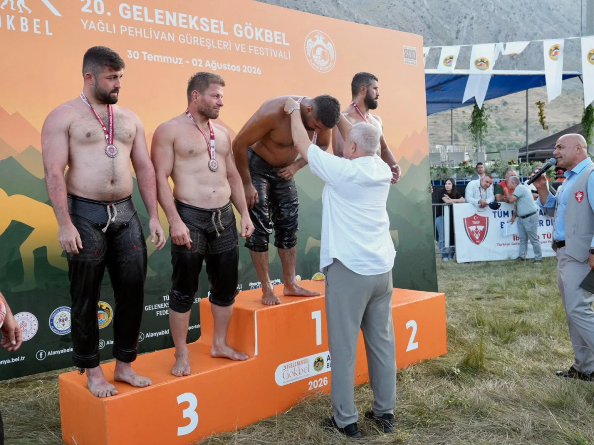 G&ouml;kbel Er Meydanı'nın yeni başpehlivanı Enes Doğan oldu