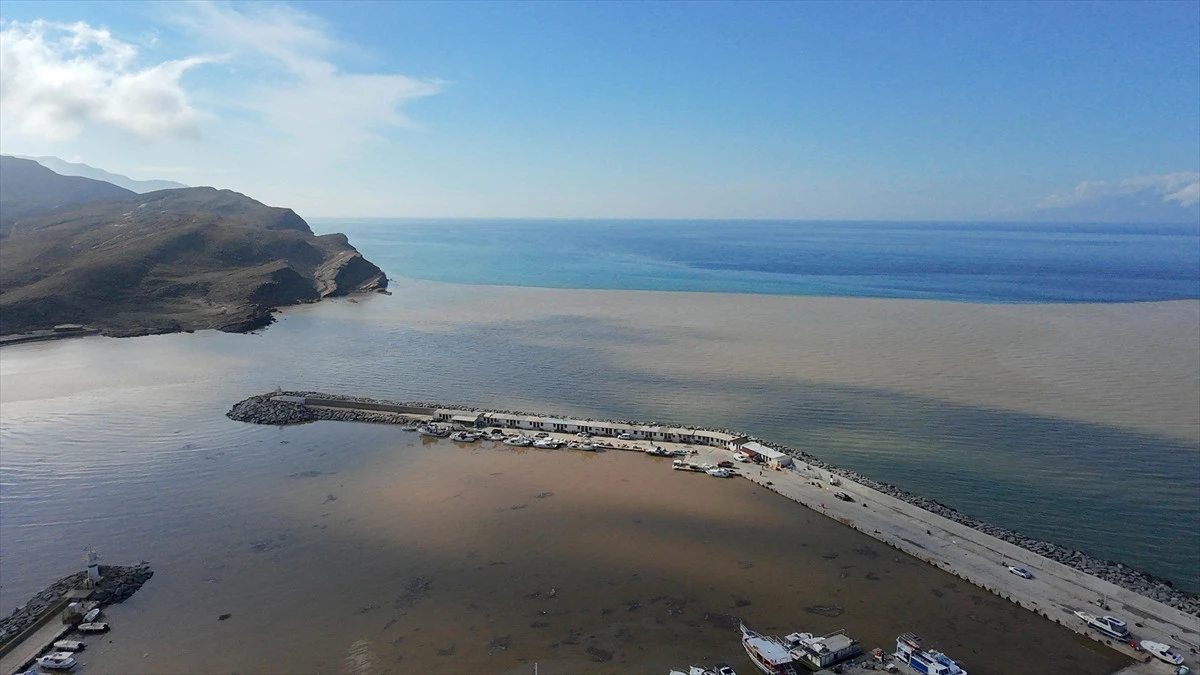 Gökçeada’da sağanak sonrası denizin rengi değişti!