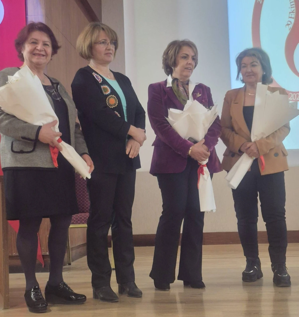 G&ouml;r&uuml;nmeyen Emekten G&uuml;&ccedil;l&uuml; Geleceğe: Kadının İz Bırakan G&uuml;c&uuml;