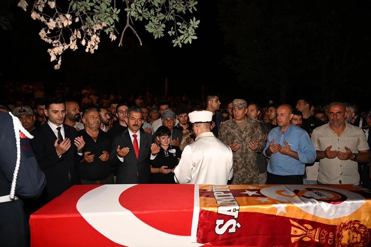 Halı Sahada Kalp Krizi Ge&ccedil;iren Uzman &Ccedil;avuş Son Yolculuğuna Uğurlandı