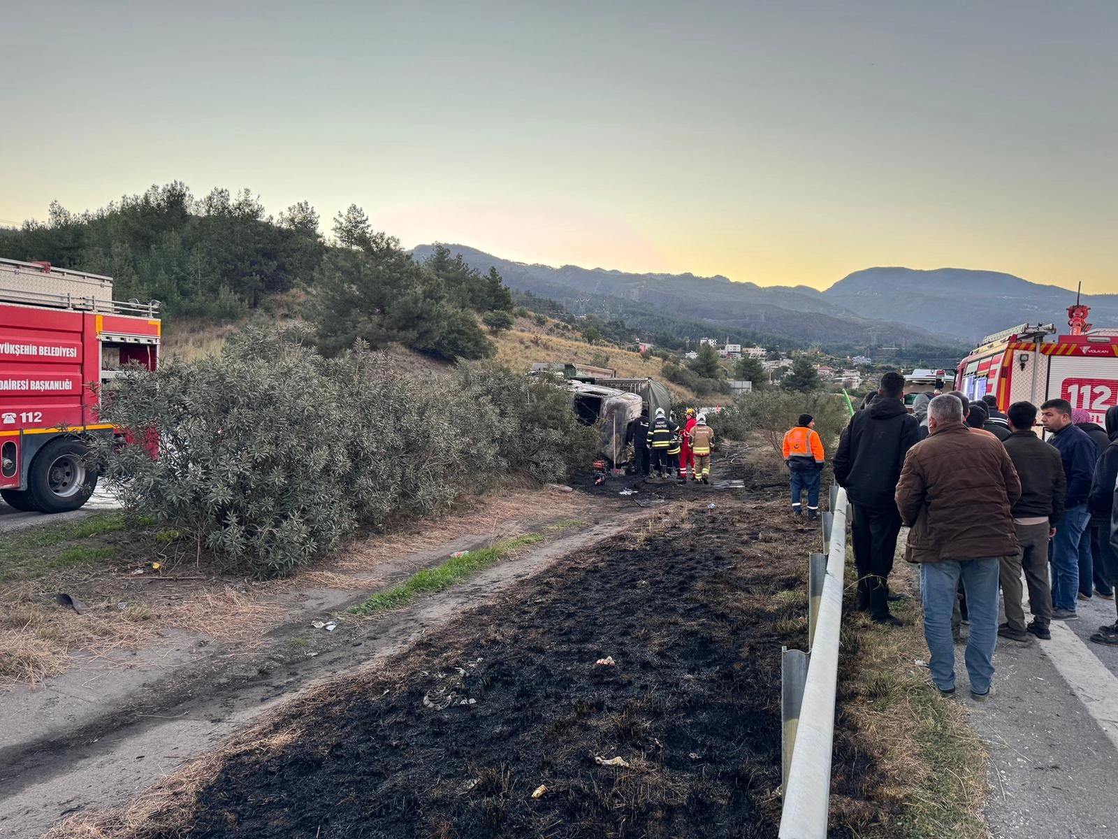 Hatay&rsquo;da b&uuml;y&uuml;kbaş y&uuml;kl&uuml; tır alev aldı: D&ouml;rt yolda 2 can kaybı