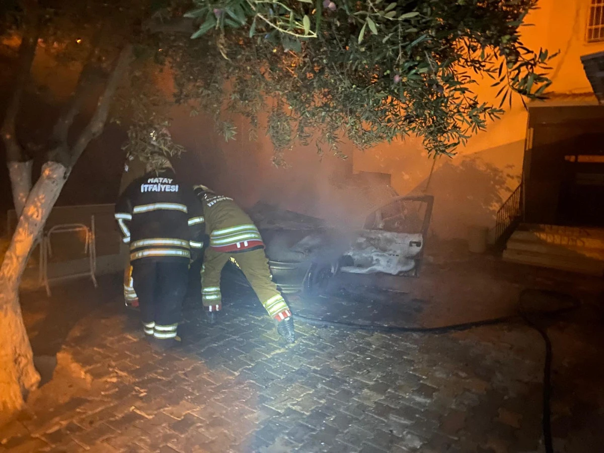 Hatay’da park halindeki otomobil alevlere teslim oldu