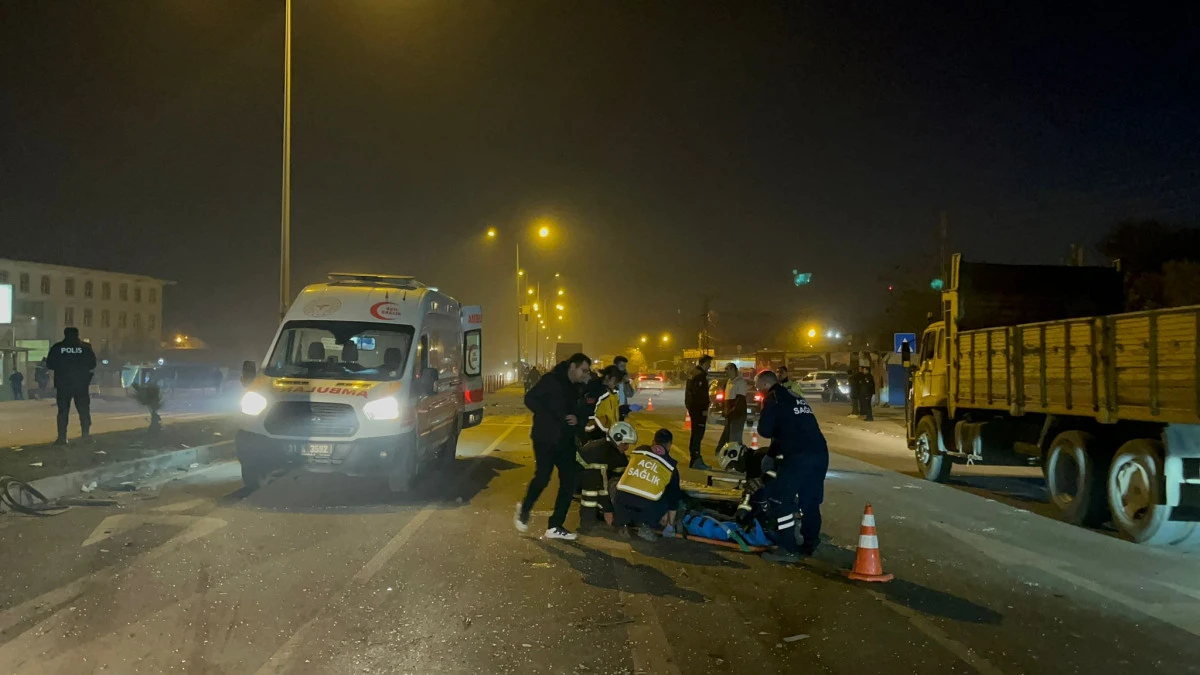 Hatay&rsquo;da tır dehşeti: Otomobil ikiye b&ouml;l&uuml;nd&uuml;, s&uuml;r&uuml;c&uuml; yaralı