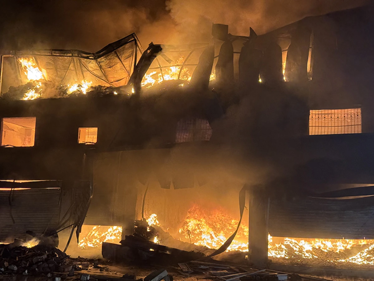 Hırdavat dükkanında çıkan yangın kontrol altında 