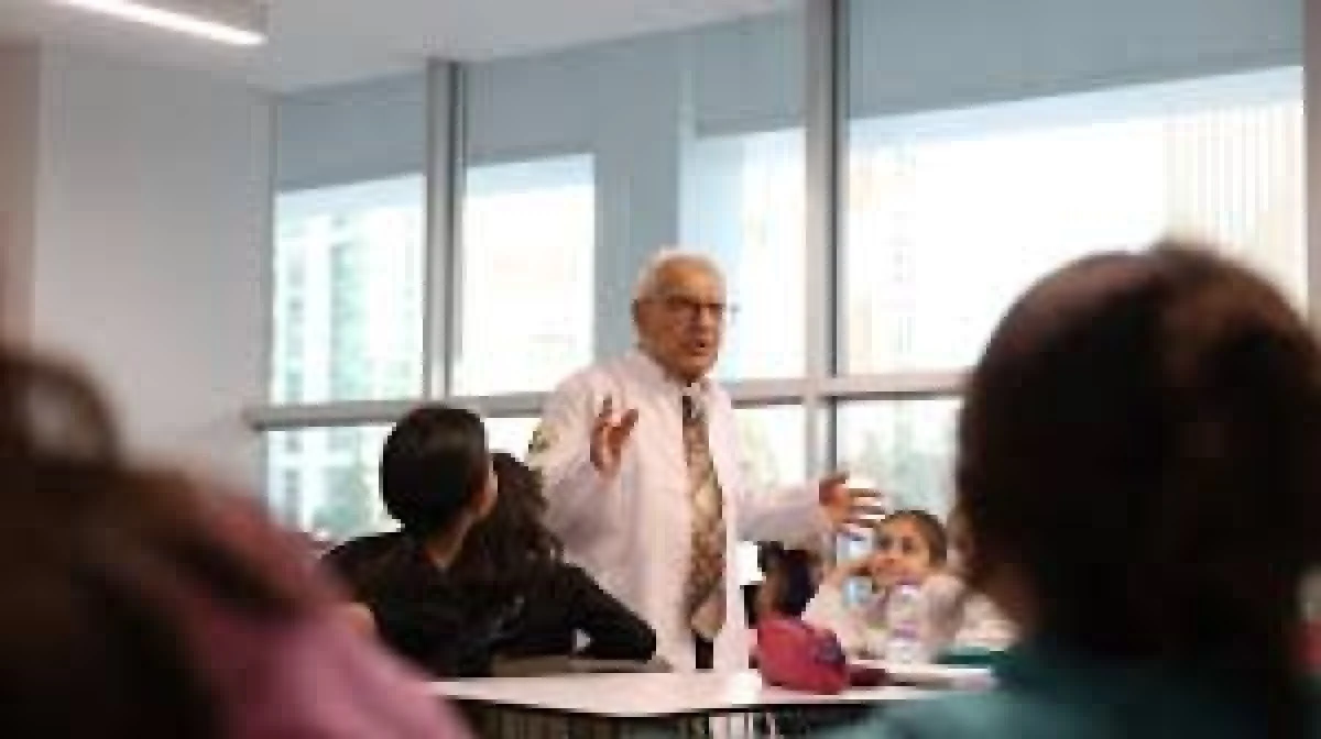 Huzurevindeki emekli öğretmenler, öğrencilerle buluştu