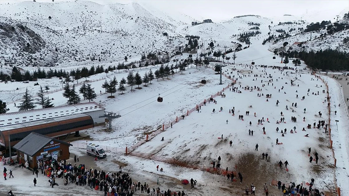 Isparta Davraz'da Kış coşkusu, zirve kayak severlerle doldu!