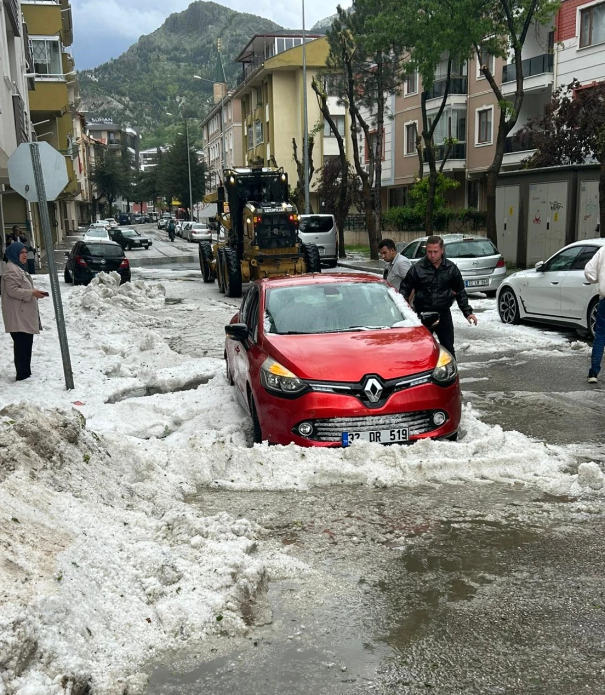 Isparta'da dolu hayatı fel&ccedil; etti, kent beyaza b&uuml;r&uuml;nd&uuml;