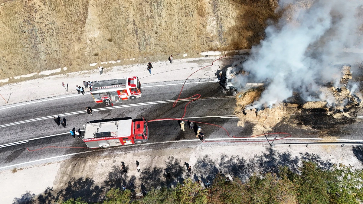 Isparta&rsquo;da korku dolu dakikalar! Seyir halindeki saman y&uuml;kl&uuml; tır alev alev yandı