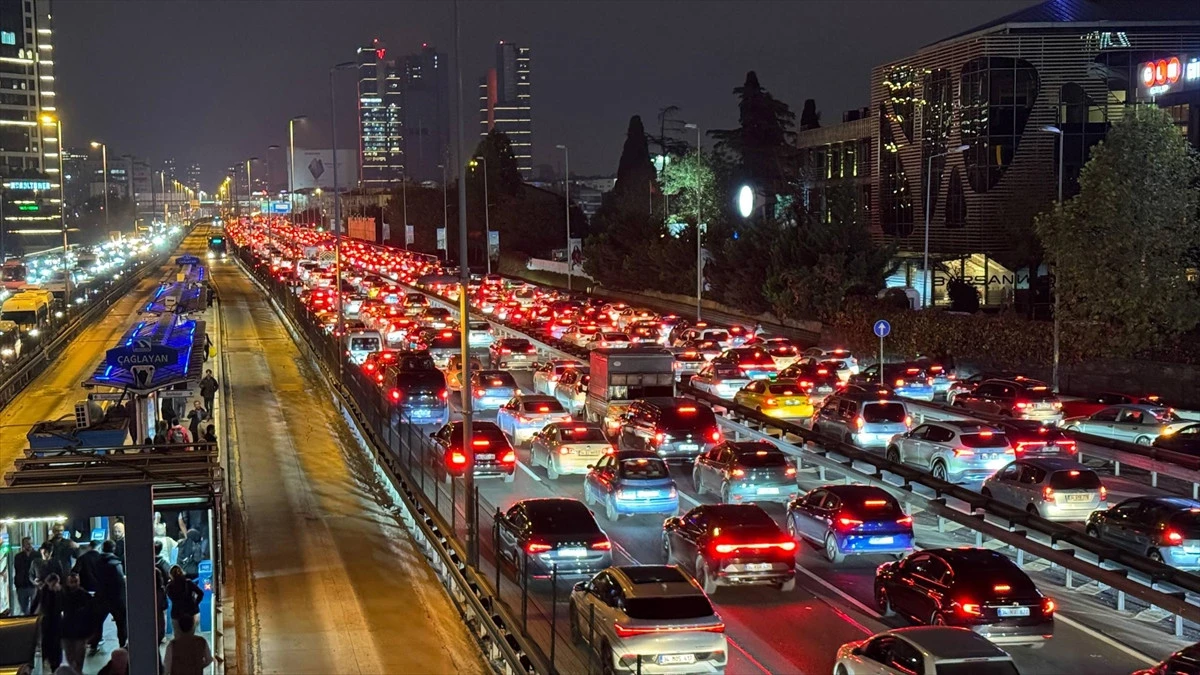 İstanbul’da akşam trafiği kilitlendi: Yoğunluk %90’a ulaştı