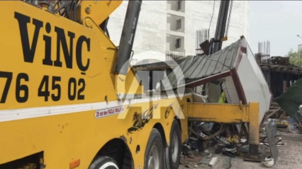 İzmir&rsquo;de vin&ccedil; kolu konteynerin &uuml;zerine d&uuml;şt&uuml;, 3 iş&ccedil;i yaralandı