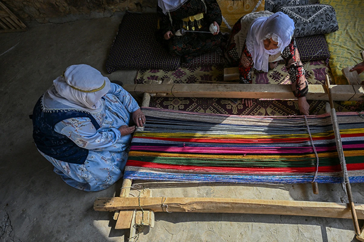 Kadınlar Ahşap Tezgahlarında Dokuma Kültürünü Yaşatıyor