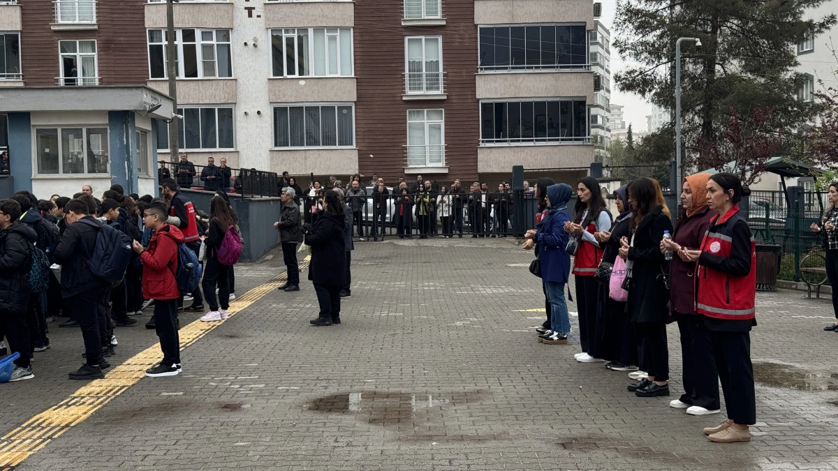 Kahramanmaraş&rsquo;ta Okullarda H&uuml;z&uuml;n: Kayıplar Dualarla Anıldı