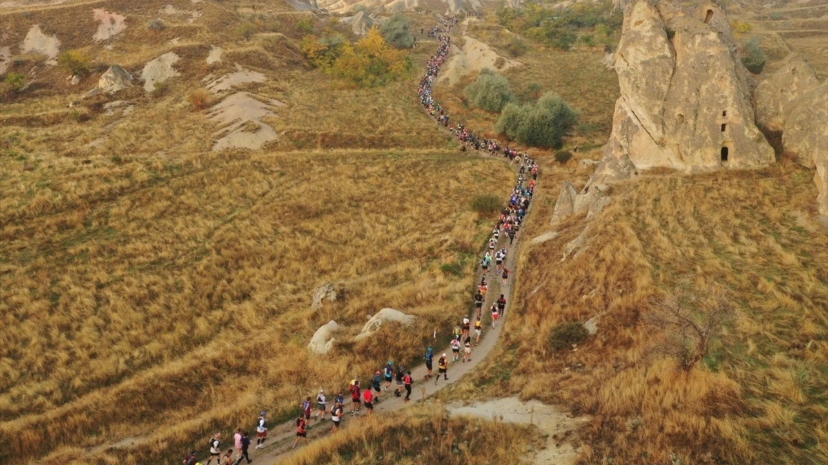 Kapadokya&rsquo;da dev yarış başladı: 78 &uuml;lkeden sporcular parkurlarda!