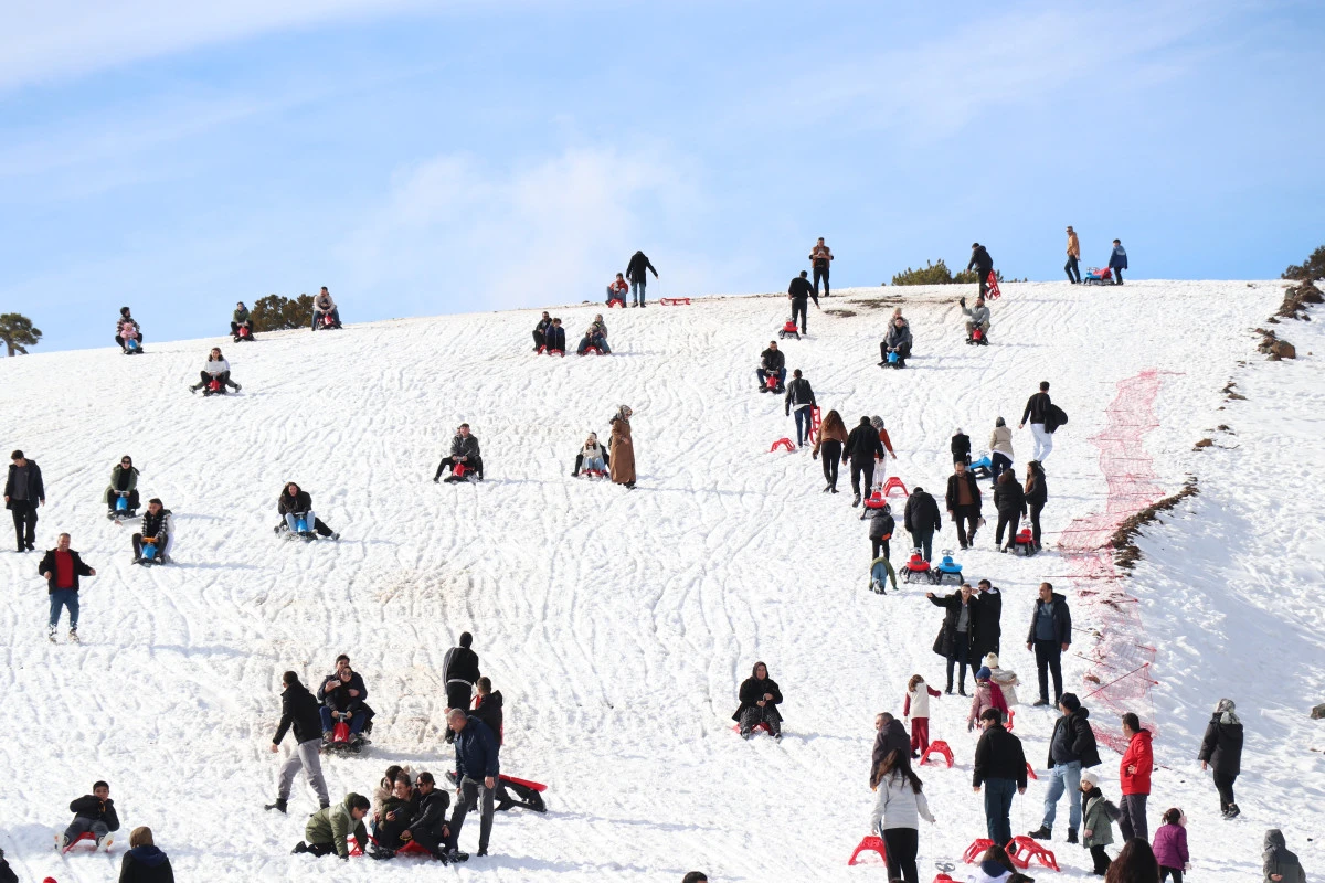 Kayak severlerin yeni g&ouml;zdesi: Salda G&ouml;l&uuml; manzaralı kayak keyfi