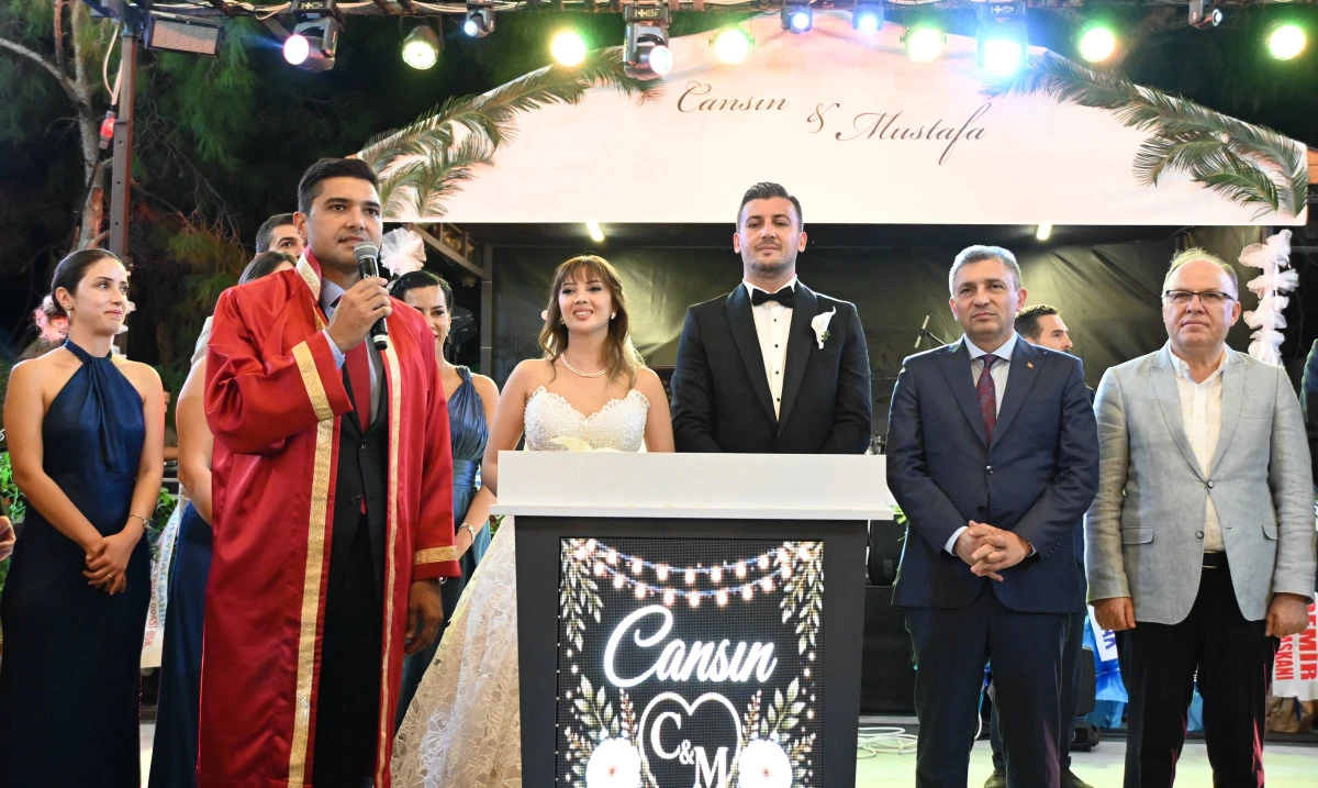 Kepez&rsquo;de yılın d&uuml;ğ&uuml;n&uuml;: Kocag&ouml;z ailesinin mutlu gecesi