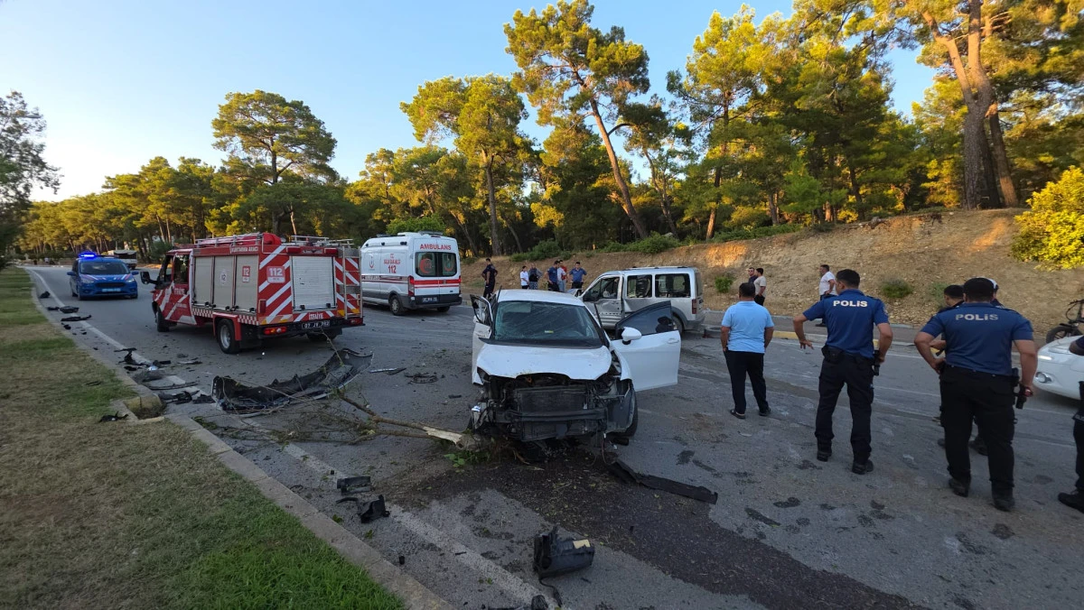 Kontrolden &ccedil;ıkan otomobil karşı şeride daldı: Manavgat'ta 5 yaralı