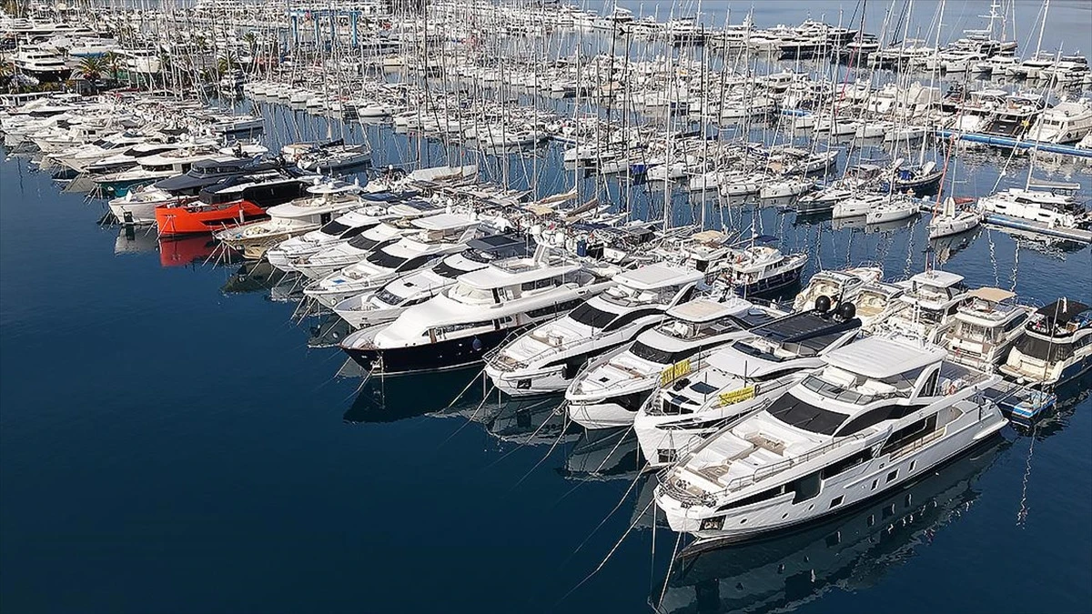 “Lüks mega yatlar Marmaris'te bakım zamanı için karaya alındı”