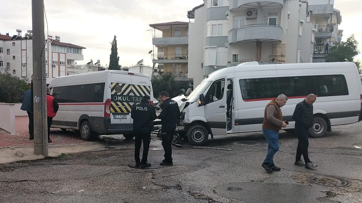 Manavgat&rsquo;ta okul servisleri &ccedil;arpıştı: 2 &ouml;ğrenci yaralandı
