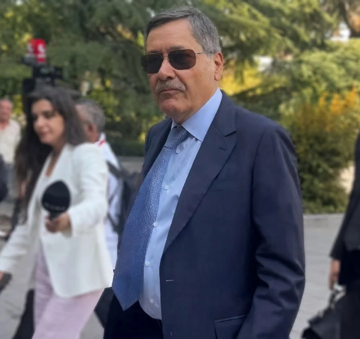 Melih G&ouml;k&ccedil;ek&rsquo;in sakız g&ouml;r&uuml;nt&uuml;s&uuml; g&uuml;ndem oldu: Oğlu son noktayı koydu