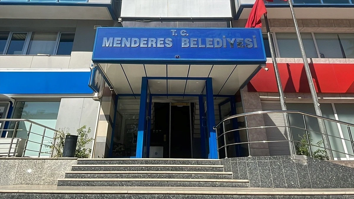 Menderes Belediyesinde r&uuml;şvet operasyonu: Başkan dahil 13 g&ouml;zaltı