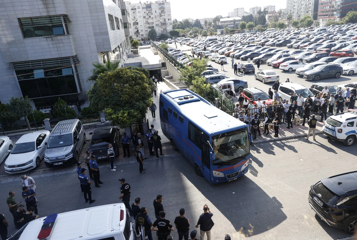 Mersin&rsquo;de belediye soruşturmasında kritik karar: Vahap Se&ccedil;er ve 2 belediye başkanı tutuklandı