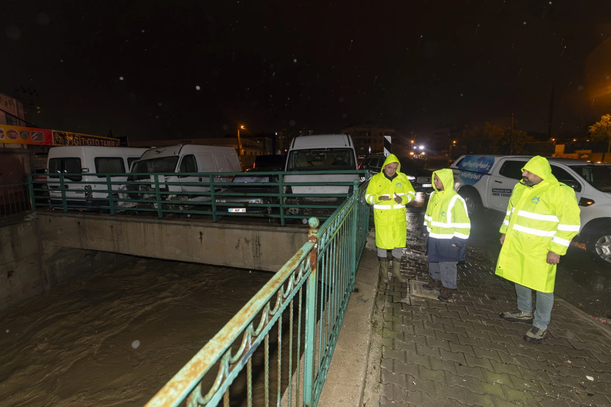Mersin'de gece yarısı tablo değişti,sokaklar g&ouml;le d&ouml;nd&uuml;