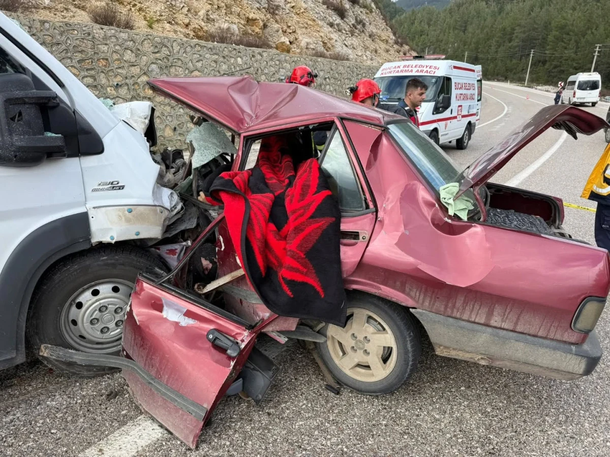 Minib&uuml;sle &ccedil;arpışan otomobilin s&uuml;r&uuml;c&uuml;s&uuml; ve eşi &ouml;ld&uuml;