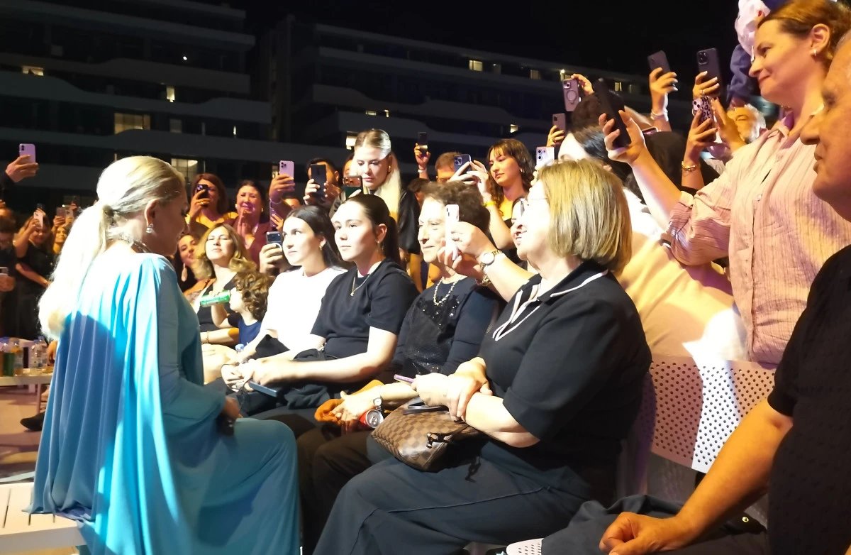 Muazzez Ersoy&rsquo;dan Side&rsquo;de unutulmaz konser, tatilcilere ş&ouml;len