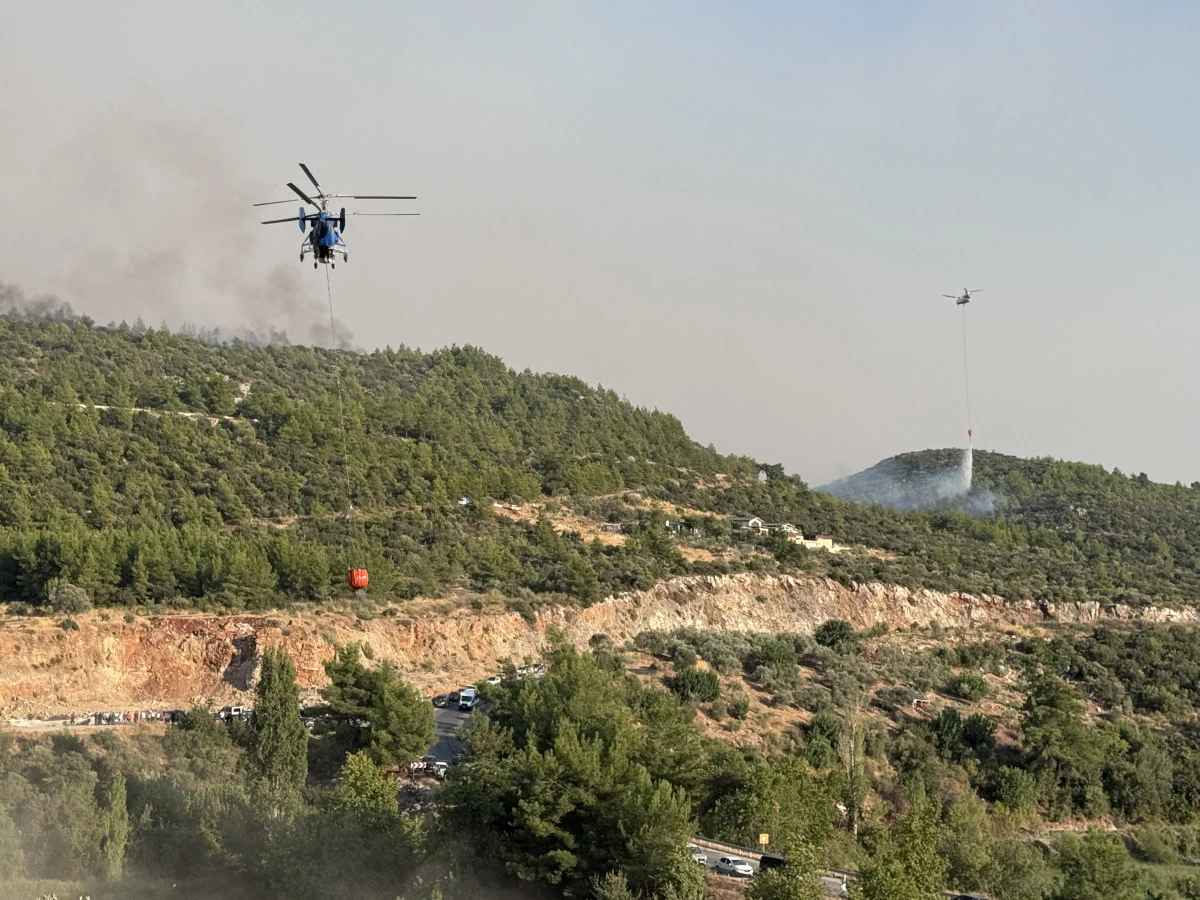 Muğla&rsquo;dan Antalya&rsquo;ya sı&ccedil;rayan yangın Kaş&rsquo;ta evlere ulaştı