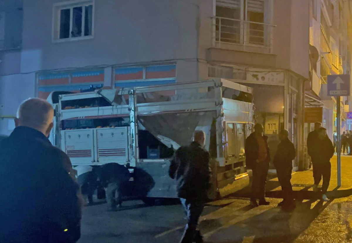 Mut&rsquo;ta dehşet anı! 4.kattan kamyonet kasasına d&uuml;şen &ccedil;ocuk ağır yaralı