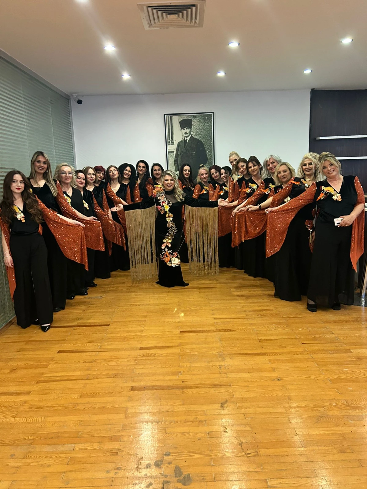 Nilg&uuml;n Samutoğlu ve Ankalar Sahnedeydi, Salon Alkışlarla Yıkıldı!