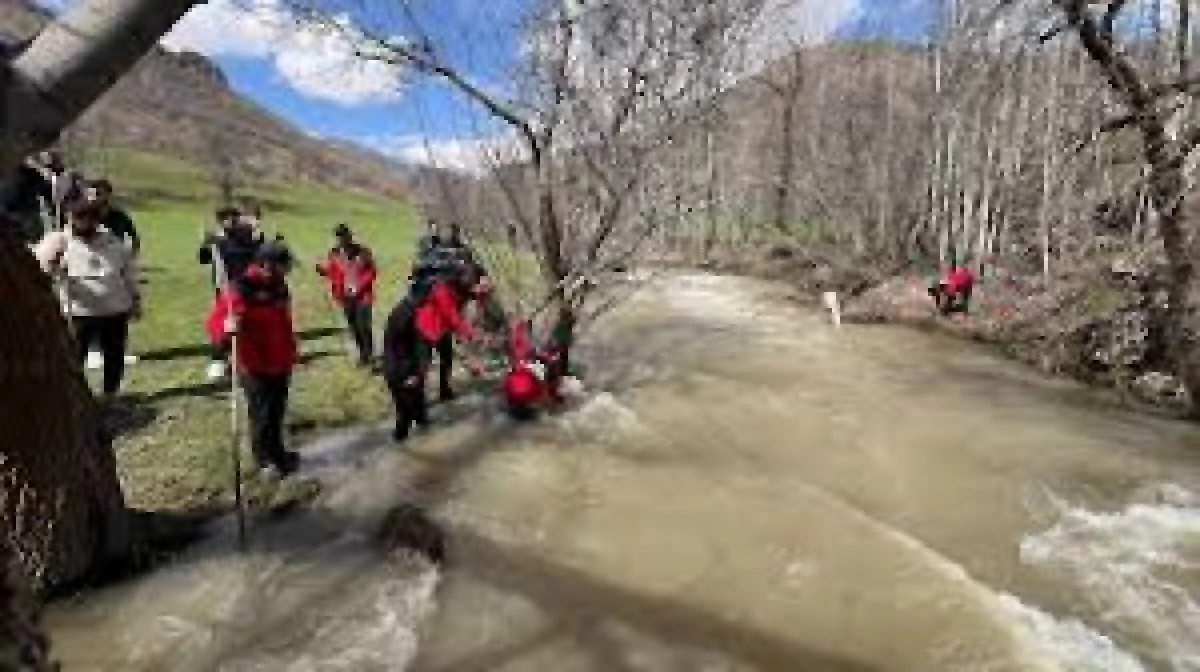 Osman Taş, dengesini kaybederek d&uuml;şt&uuml;ğ&uuml; derede kayboldu