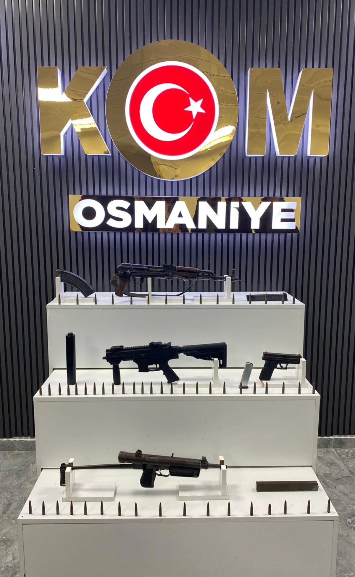 Osmaniye'de 4 ruhsatsız silah ele ge&ccedil;irilen otomobildeki 3 zanlı tutuklandı