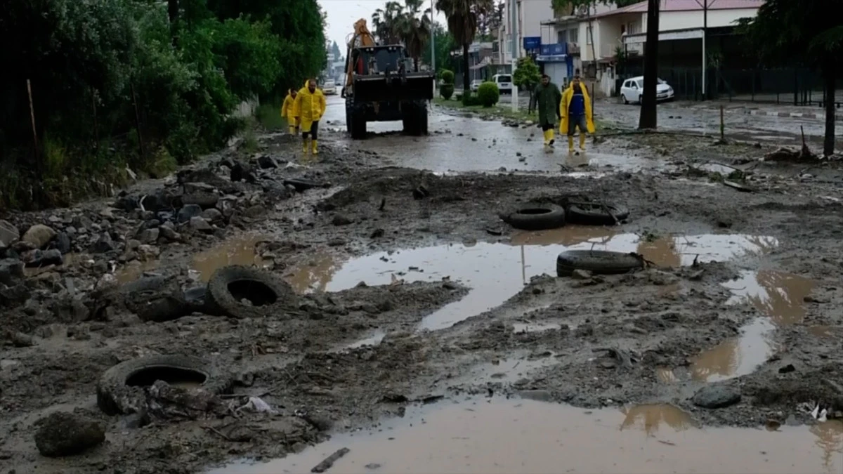 Osmaniye&rsquo;de Sağanak Alarmı: Dereler Taştı, Mahalleler Sular Altında