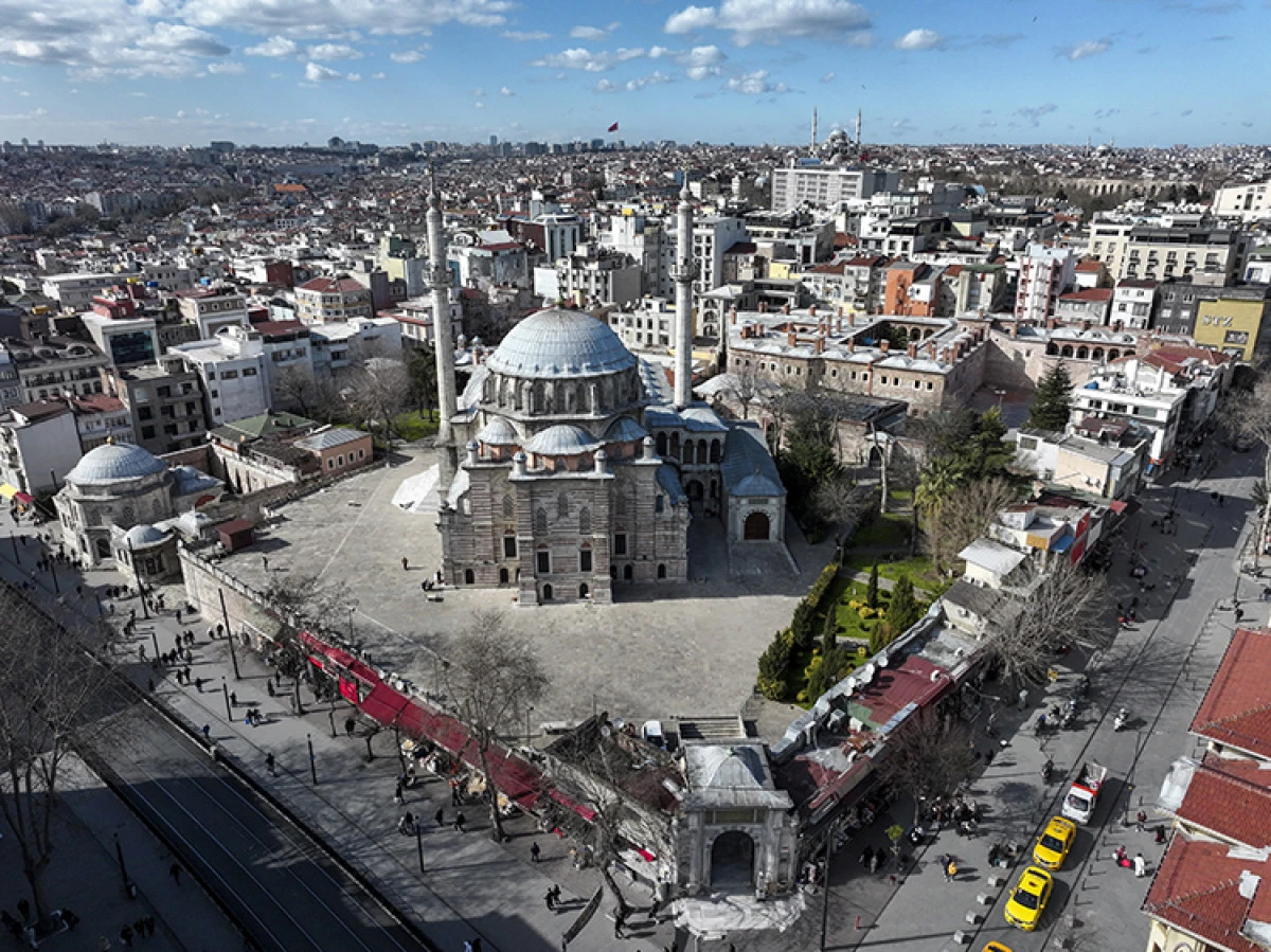 Osmanlı mimarisinde klasikten barok &uuml;sluba taşıyan Laleli Camisi