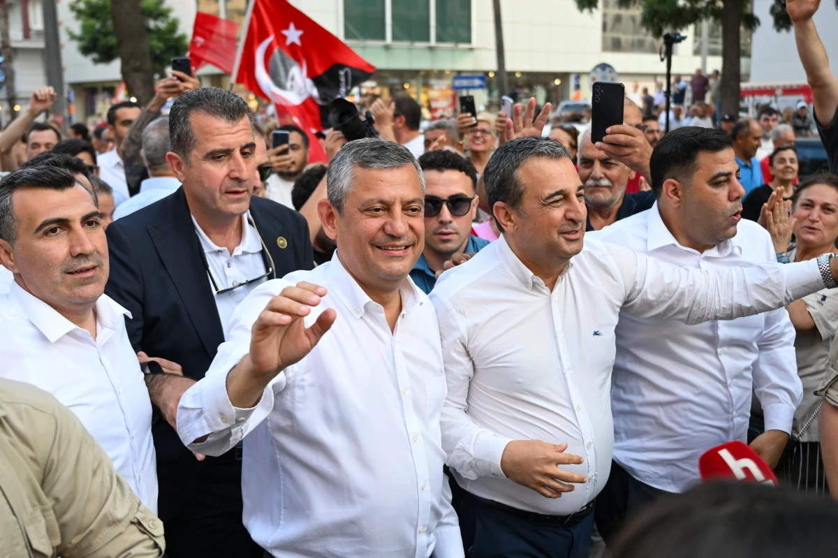 &Ouml;zg&uuml;r &Ouml;zel'den kritik &ccedil;ıkış: "Yeni bir yol a&ccedil;acağız"mesajı g&uuml;ndem oldu