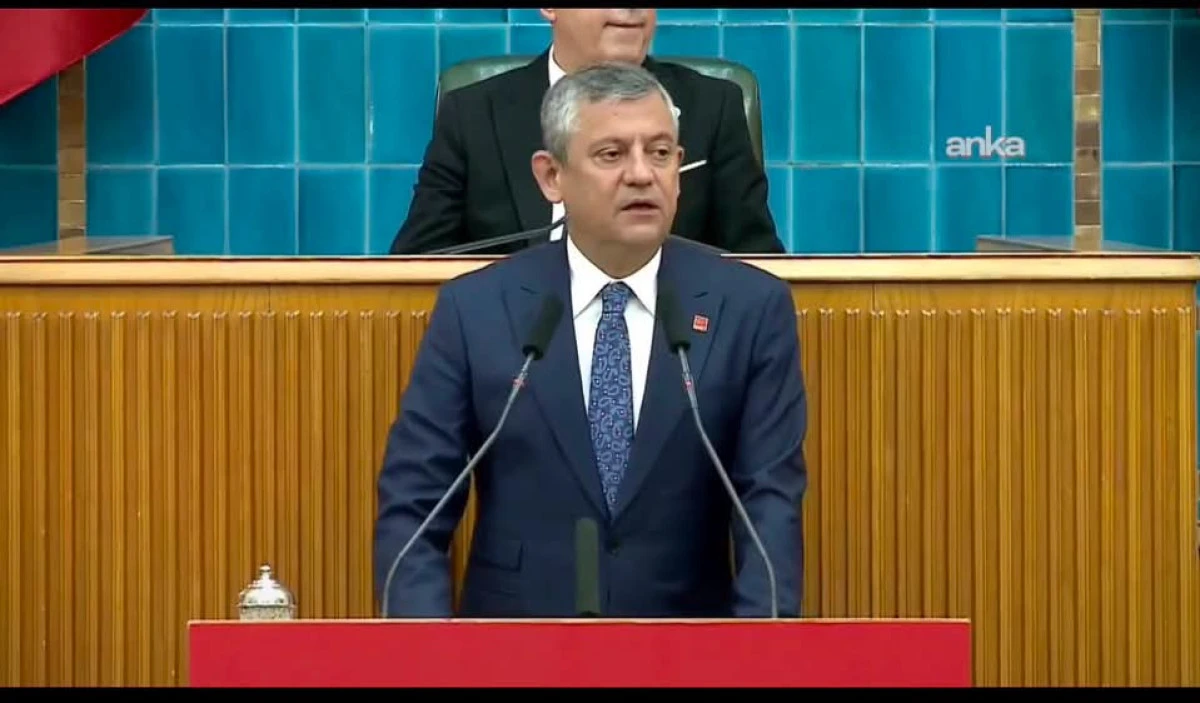 &Ouml;zg&uuml;r &Ouml;zel'den tarihi rest: 2 milyon &uuml;yeyle yarışalım, hodri meydan
