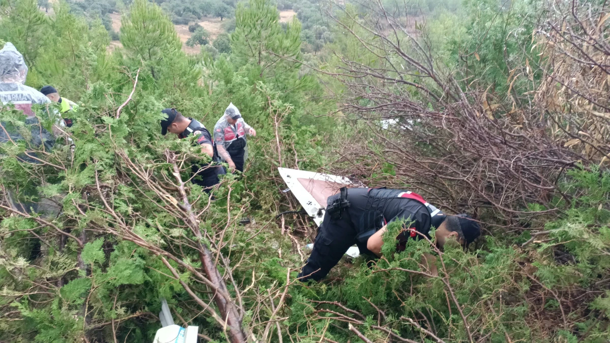 Sağanakta kontrolden &ccedil;ıkan minib&uuml;s u&ccedil;uruma devrildi: 17 yaralı