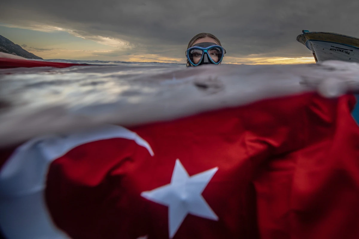 Şahika Erc&uuml;men&rsquo;den 30 Ağustos&rsquo;a denizin altında anlamlı zafer dalışı