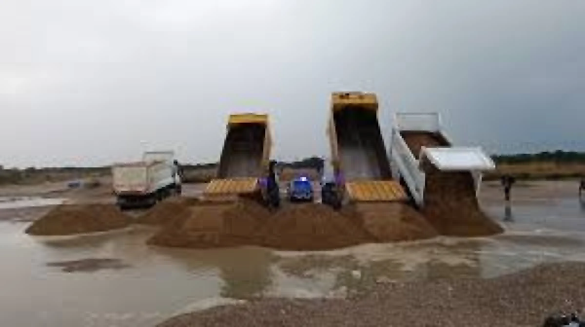 Sahili'nden çalınan 50 kamyon kum doğal alanına döküldü