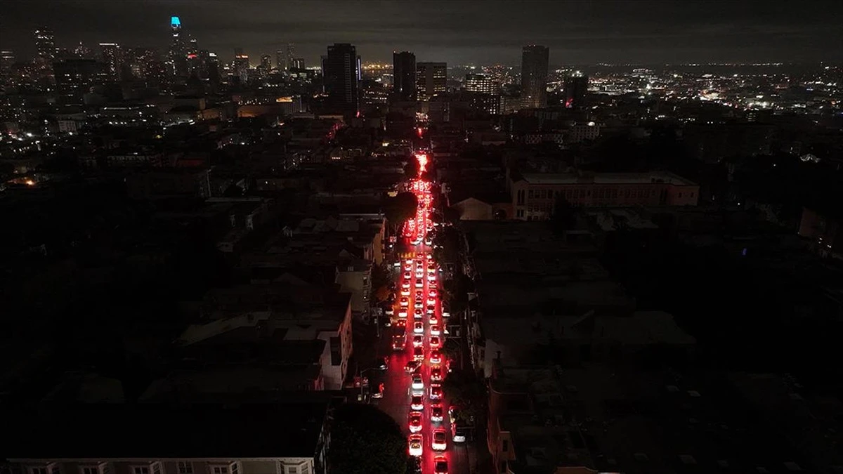 San Francisco karanlıkta: ABD'de elektrik kesintisi hayatı durdurdu!