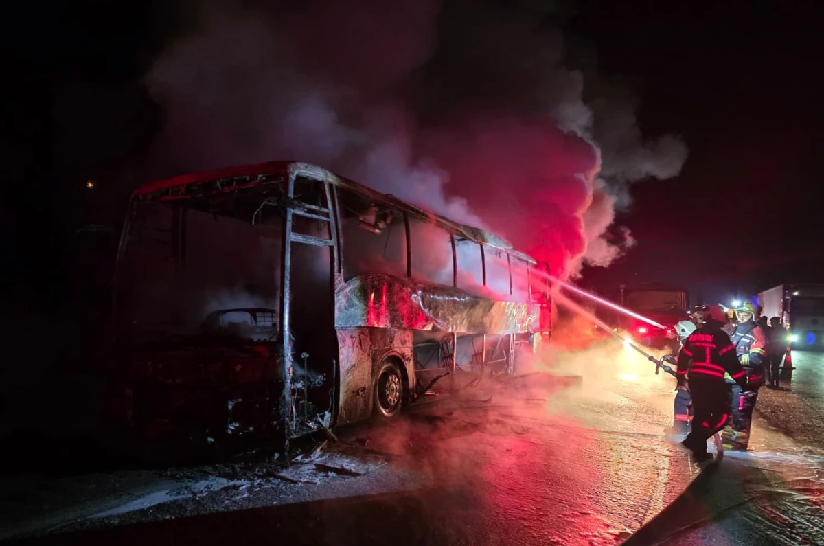 Şehirlerarası otob&uuml;s alev alev yandı.39 yolcu son anda kurtarıldı
