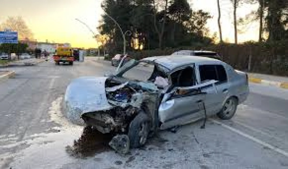 Serik'de yolcu midib&uuml;s&uuml; ile otomobilin &ccedil;arpıştı