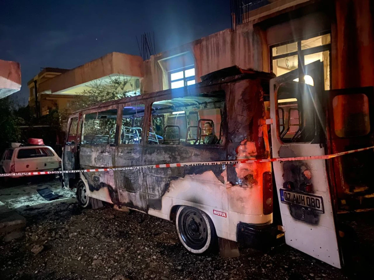 Serik’te alev topuna dönen minibüs kullanılamaz hale geldi