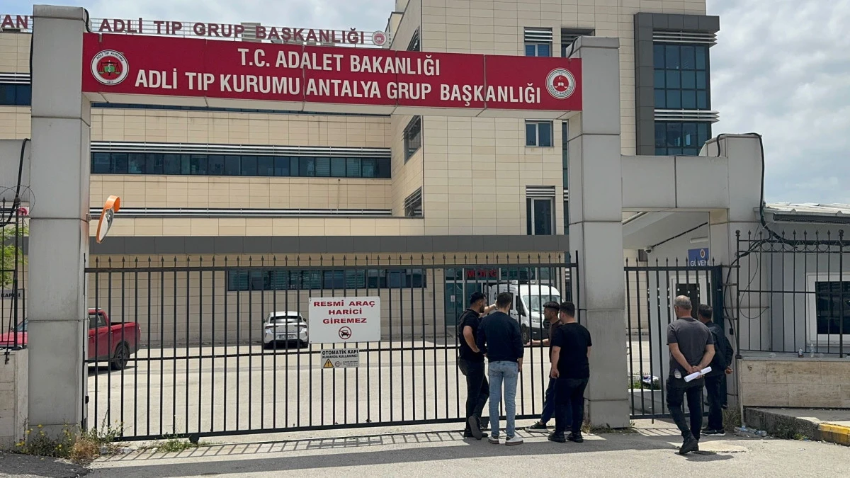 Serik&rsquo;te Gece Yarısı Dehşeti: 3 Kişi Kurşunların Hedefi Oldu