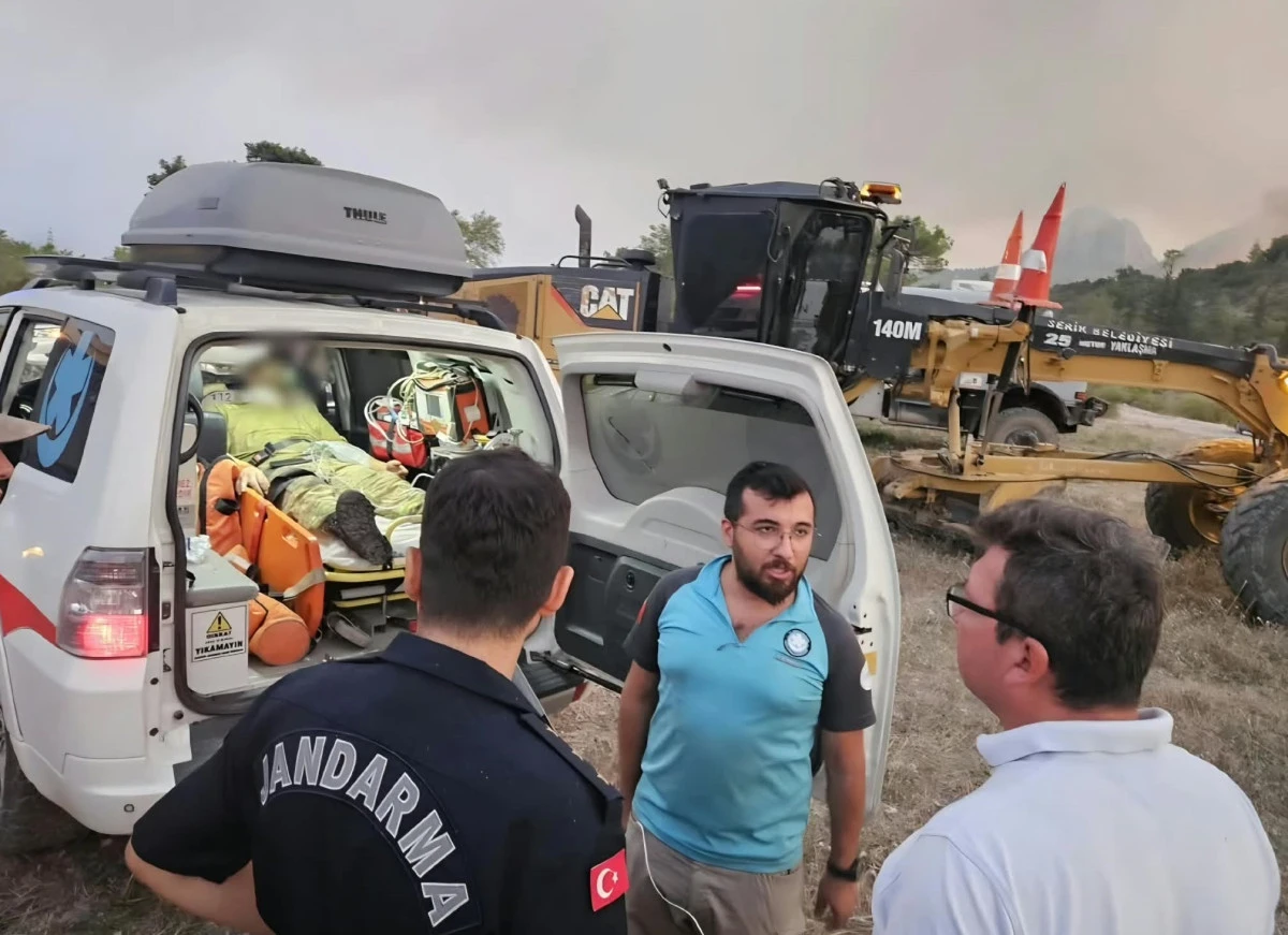 Serik&rsquo;te orman yangınında sevindiren gelişme: Alevlerin enerjisi d&uuml;ş&uuml;r&uuml;ld&uuml;