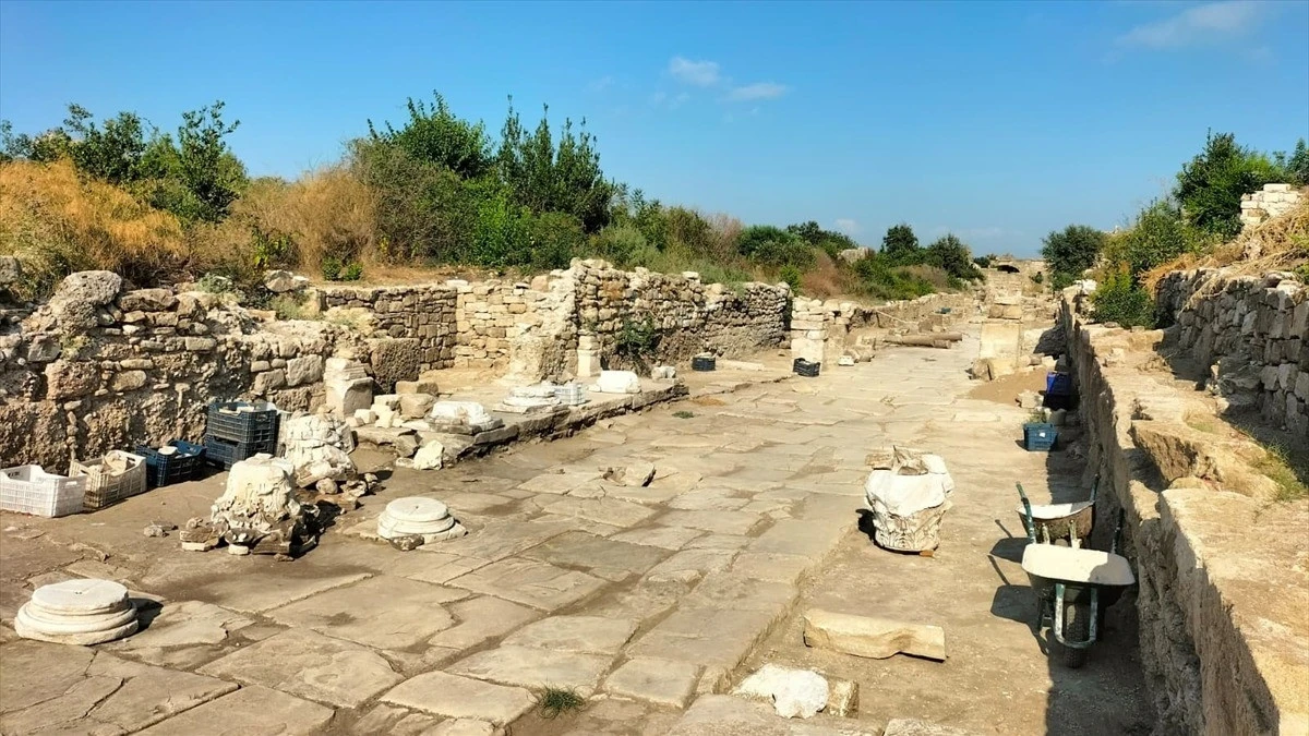 Side Antik Kenti&rsquo;nde g&ouml;rkemli Herakles Kapısı g&uuml;n y&uuml;z&uuml;ne &ccedil;ıktı