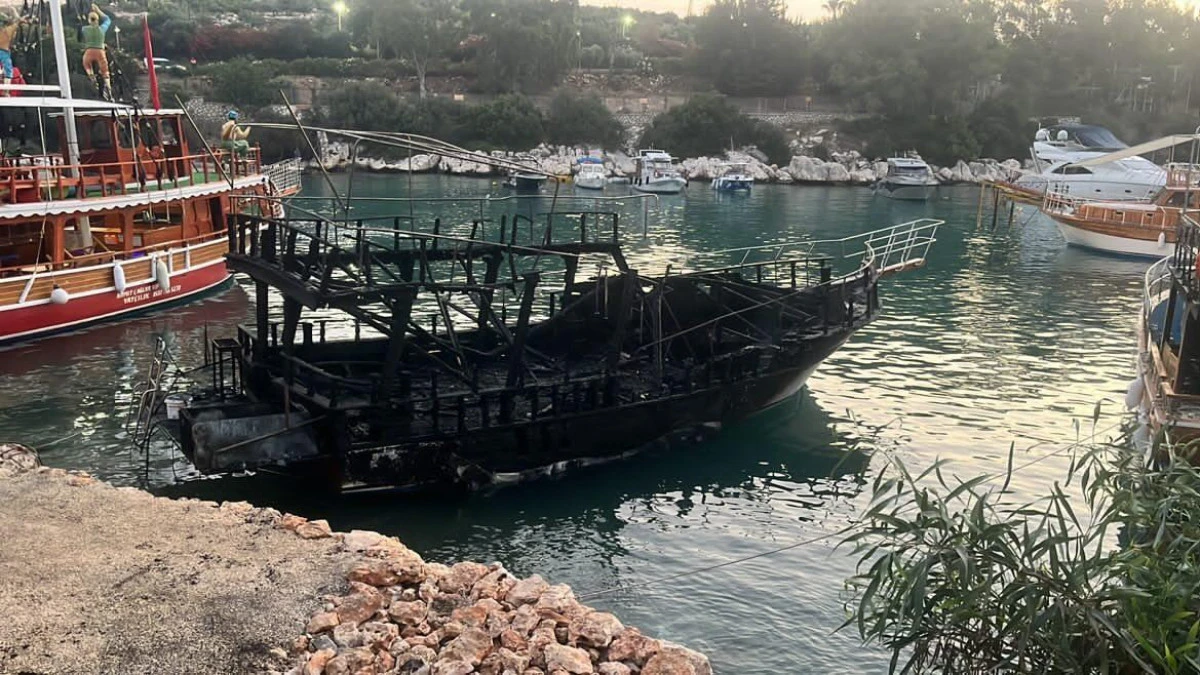 Silifke Sahilinde Geceyi Aydınlatan Yangın: 6 Tekne K&uuml;l Oldu