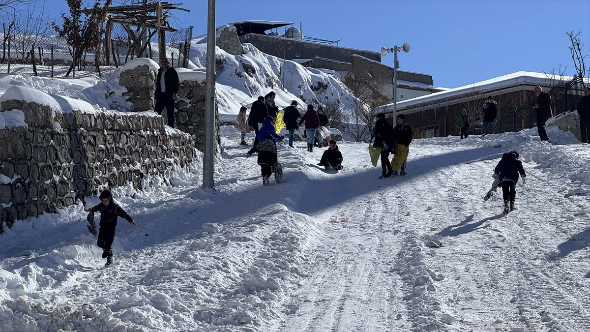 Şırnaklı &ccedil;ocuklar: Kar tatilini kendi pistlerinde yaptılar
