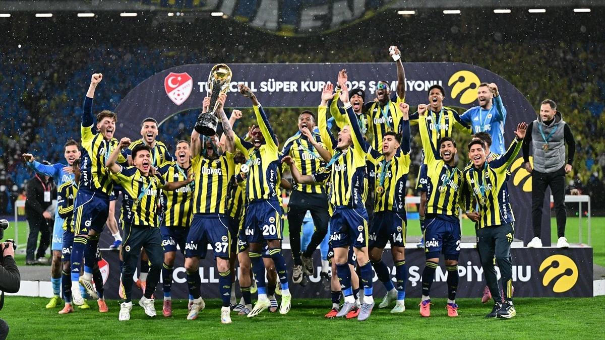 S&uuml;per Kupa Fenerbah&ccedil;e&rsquo;nin Galatasaray&rsquo;a derbide 2-0&rsquo;lık galibiyet